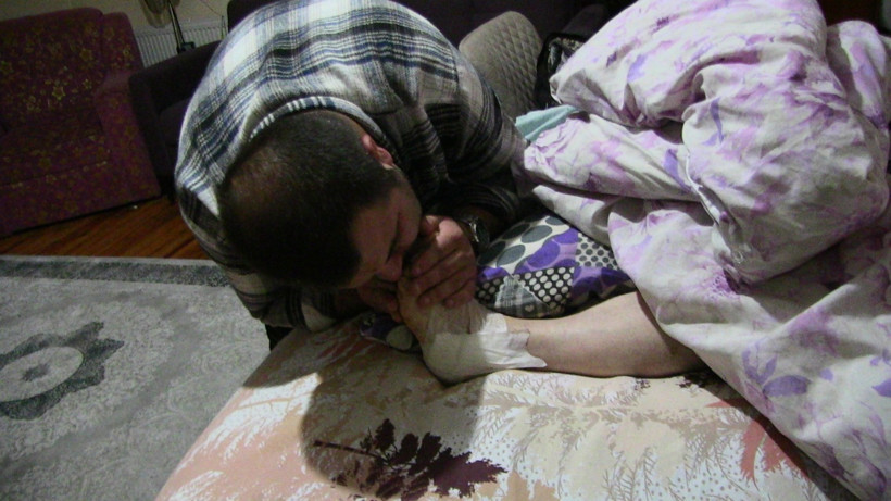 Felçli annesinin ayaklarını öpmeden yatmıyor: 'Cennet orada' - Resim : 1