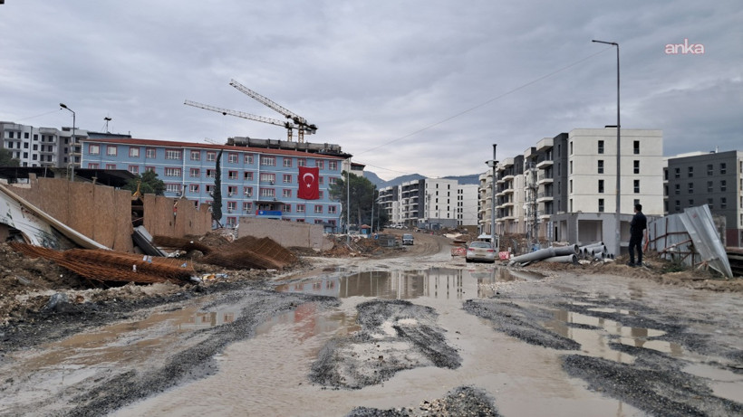 Hatay’da öğrenciler çamurlu yolda okula gidiyor - Resim : 2
