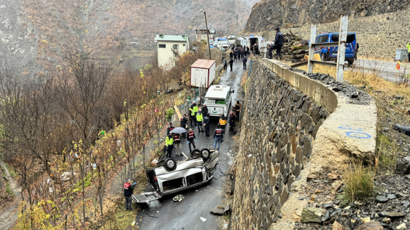 Kamyonet düştü: 2'si kardeş, 3 kişi öldü - Resim : 1