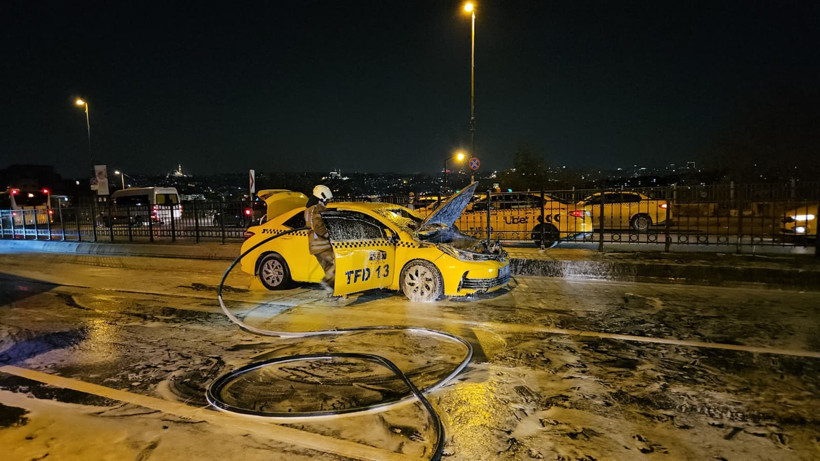Taksi alev alev yandı: Şoför ve 3 yolcu son anda kaçtı - Resim : 1