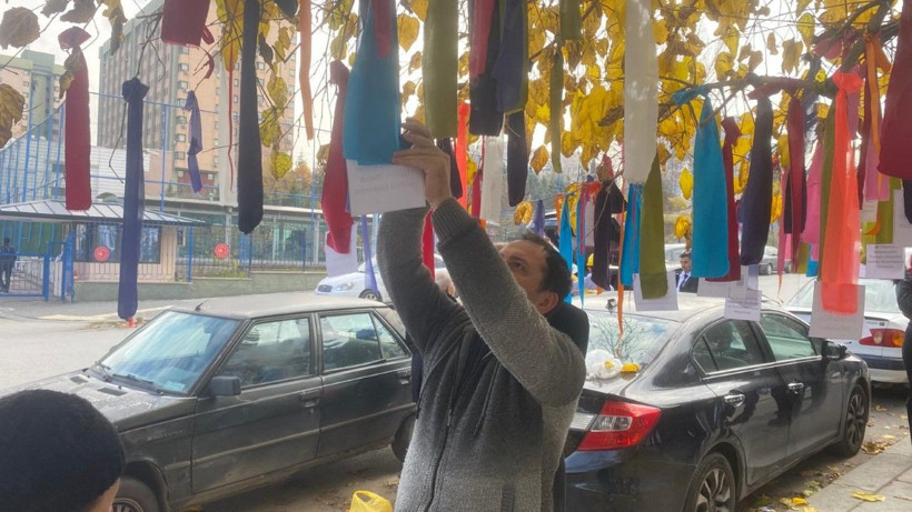 Memurlardan bakanlık önünde eylem: Dileklerini ağaca bağladılar - Resim: 2