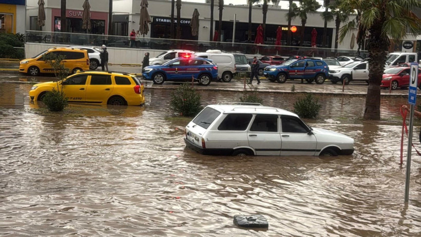 Meteoroloji uyarmıştı: Cadde ve sokaklar göle döndü, araçlar mahsur kaldı - Resim : 1