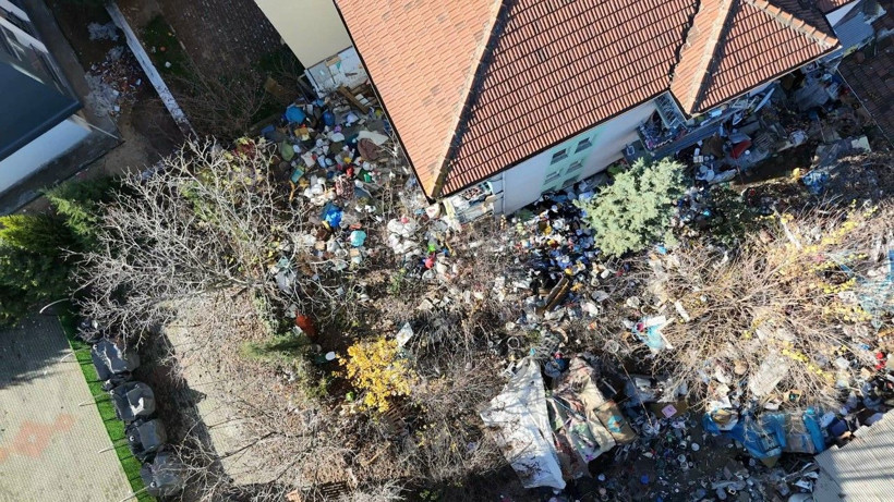 Evden 10 kamyon çöp çıktı - Resim: 6