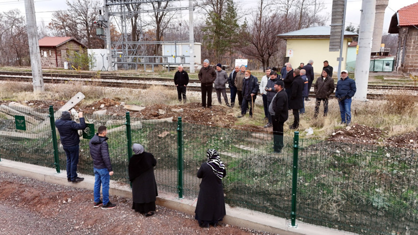 ‘Propaganda’ filmini aratmayan manzara: Mahalle tel örgüyle ikiye bölündü - Resim : 1