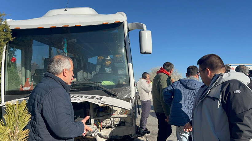 Sollama kazaya dönüştü: Midibüste öğrenciler de vardı - Resim : 1