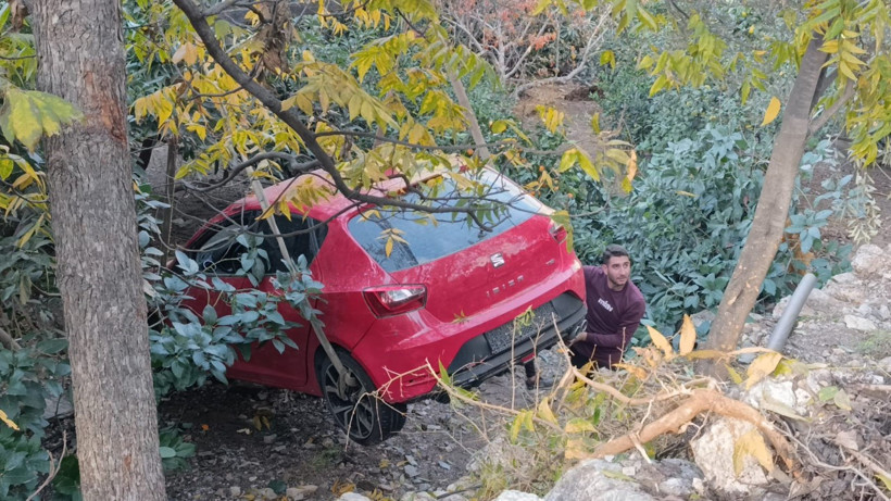 Patlayan su borusu yolda göçüğe neden oldu - Resim : 1