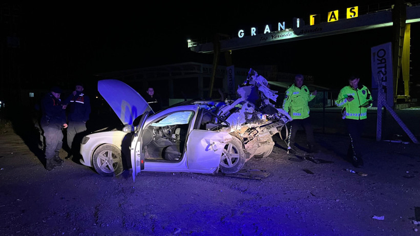 Tıra arkadan çarpan otomobil hurdaya döndü: Olay yerinde hayatını kaybetti - Resim : 1