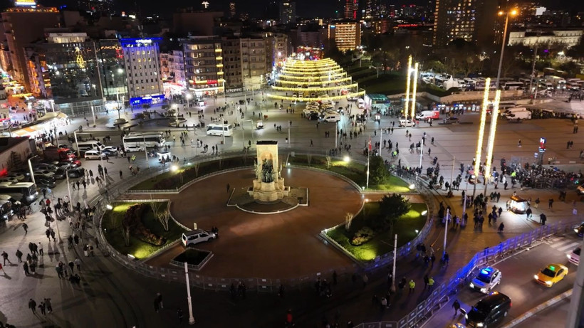 Yeni yıla saatler kala Taksim Meydanı havadan görüntülendi - Resim: 2