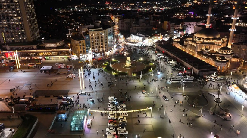 Yeni yıla saatler kala Taksim Meydanı havadan görüntülendi - Resim: 3