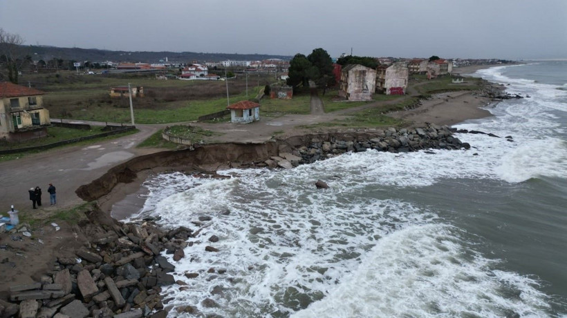 Korkutan manzara! Deniz 50 metre içeri girdi - Resim: 1