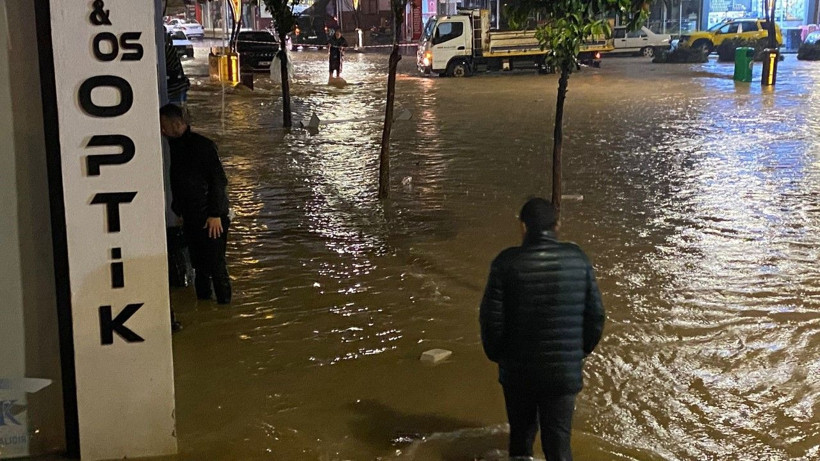 Sağanak bastırdı, sokaklar göle döndü - Resim: 3