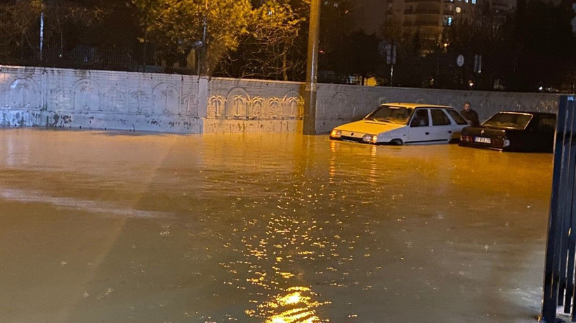 Sağanak bastırdı, sokaklar göle döndü - Resim: 4