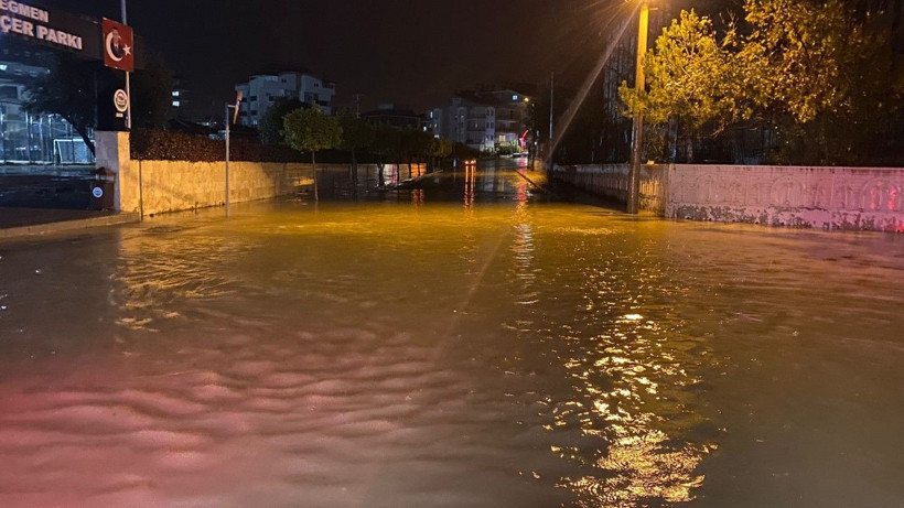 Sağanak bastırdı, sokaklar göle döndü - Resim: 5