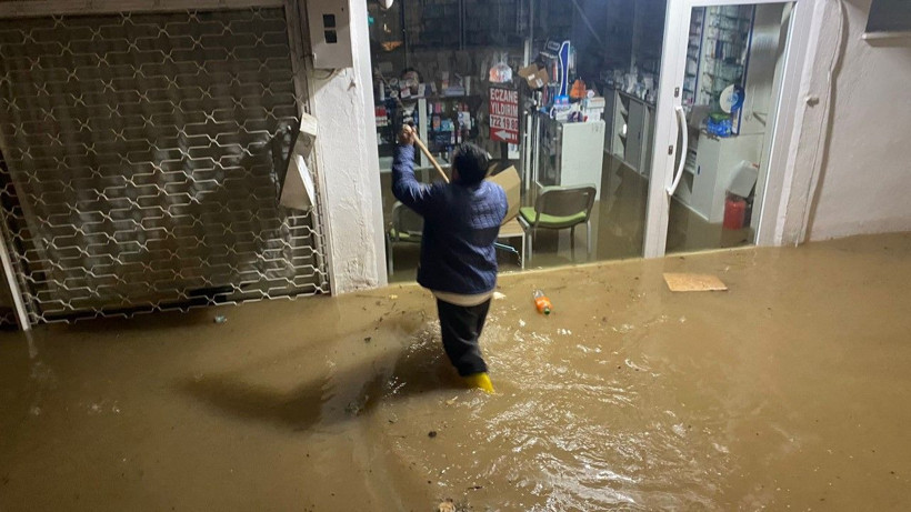 Sağanak bastırdı, sokaklar göle döndü - Resim: 6