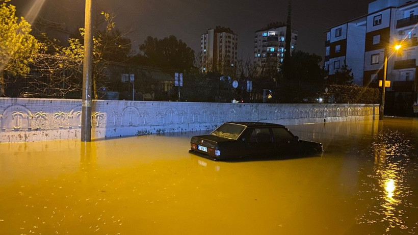 Sağanak bastırdı, sokaklar göle döndü - Resim: 7