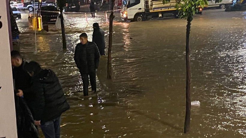 Sağanak bastırdı, sokaklar göle döndü - Resim: 8
