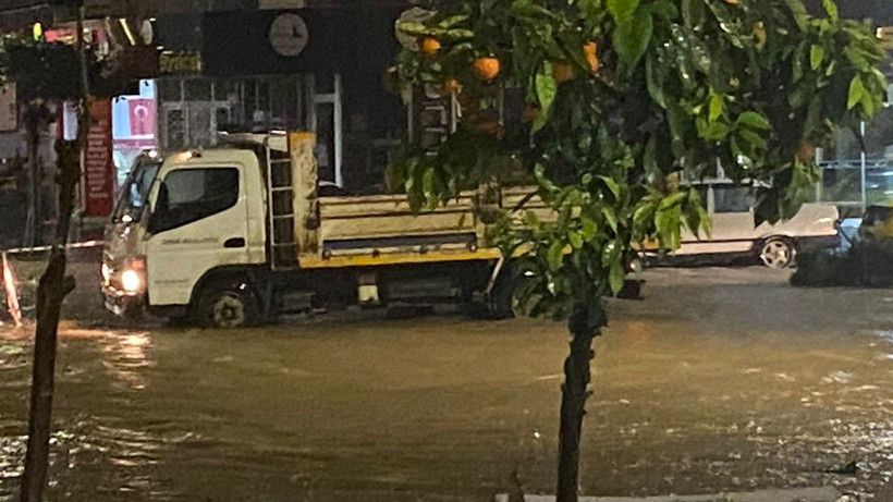 Sağanak bastırdı, sokaklar göle döndü - Resim: 9