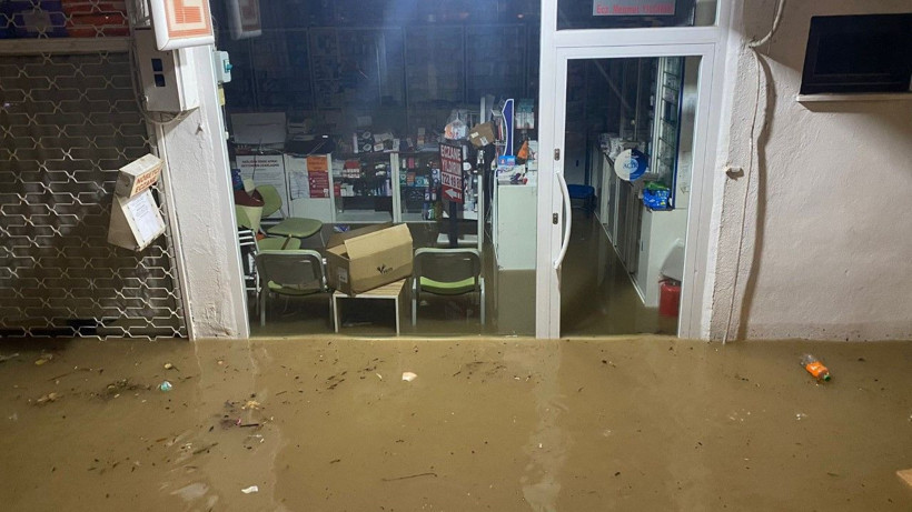 Sağanak bastırdı, sokaklar göle döndü - Resim: 10