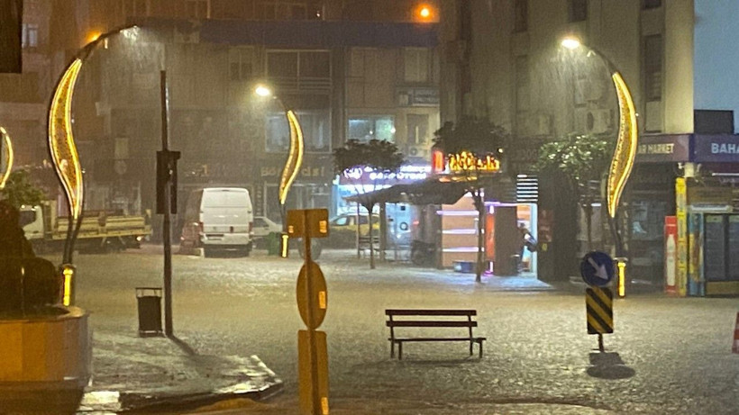 Sağanak bastırdı, sokaklar göle döndü - Resim: 11