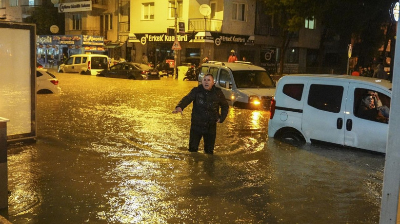 İzmir’de sağanak: Hayat felç oldu - Resim: 1