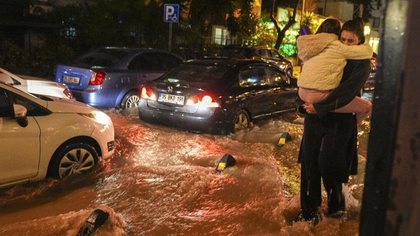 İzmir’de sağanak: Hayat felç oldu - Resim: 2
