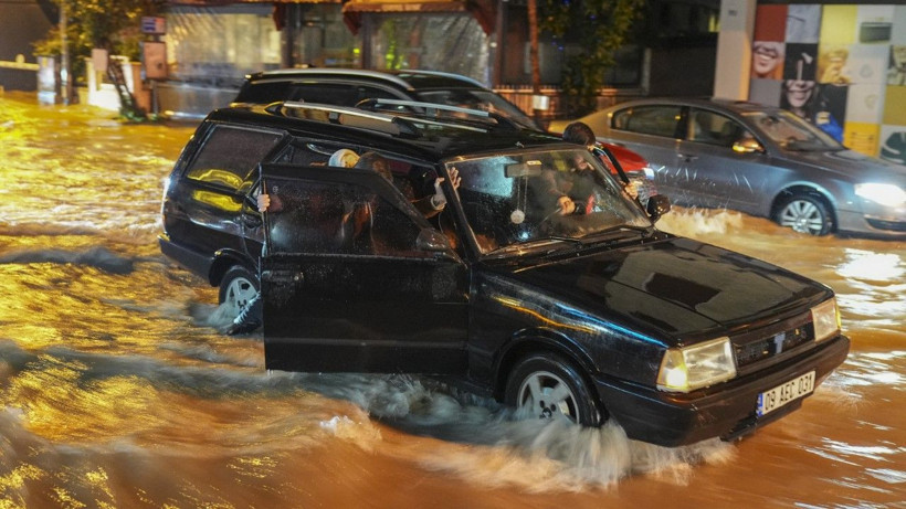 İzmir’de sağanak: Hayat felç oldu - Resim: 4