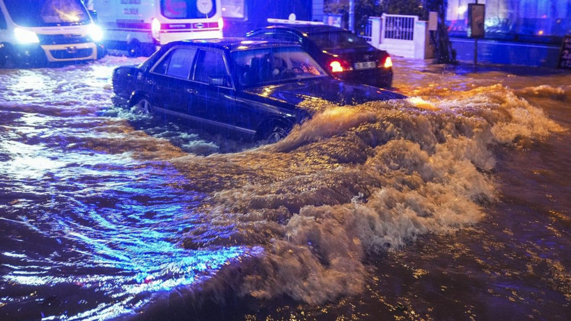 İzmir’de sağanak: Hayat felç oldu - Resim: 5