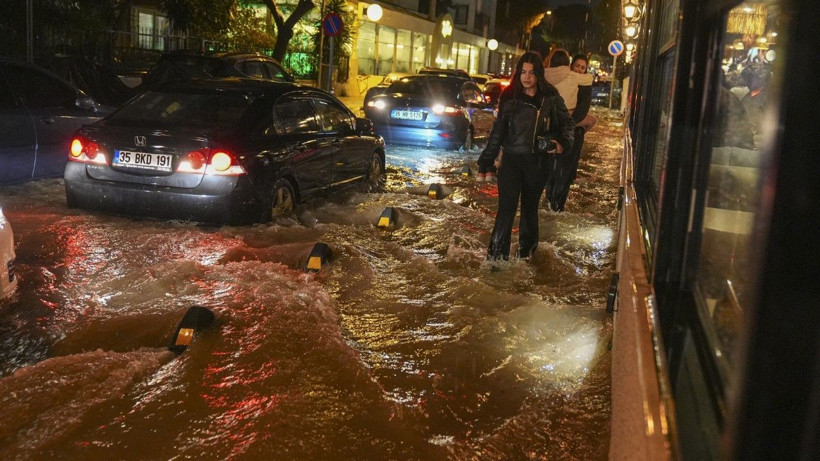 İzmir’de sağanak: Hayat felç oldu - Resim: 8