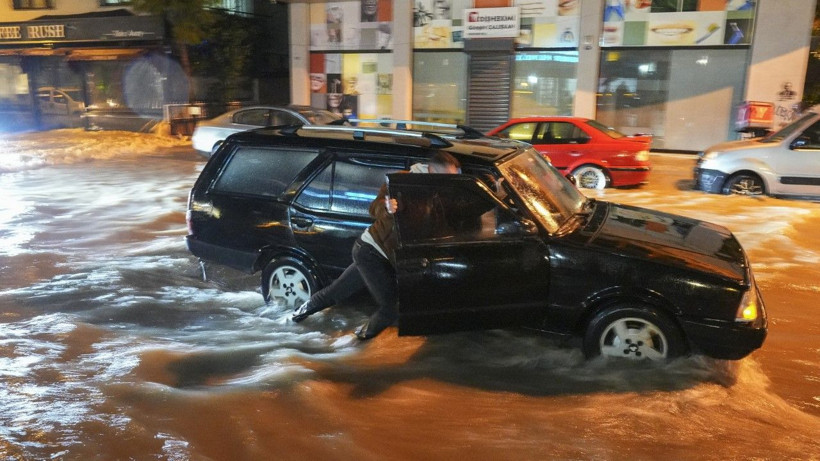 İzmir’de sağanak: Hayat felç oldu - Resim: 9