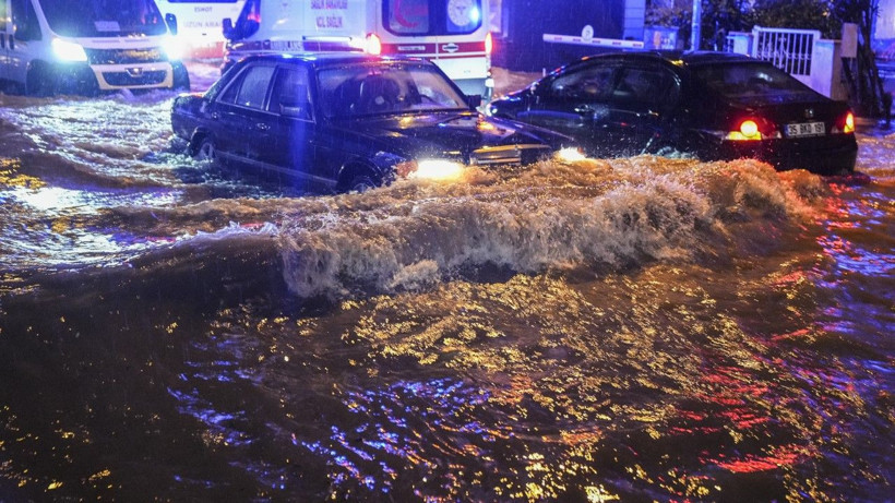 İzmir’de sağanak: Hayat felç oldu - Resim: 12