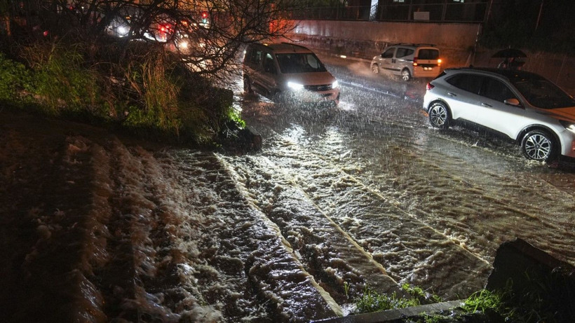 İzmir’de sağanak: Hayat felç oldu - Resim: 14