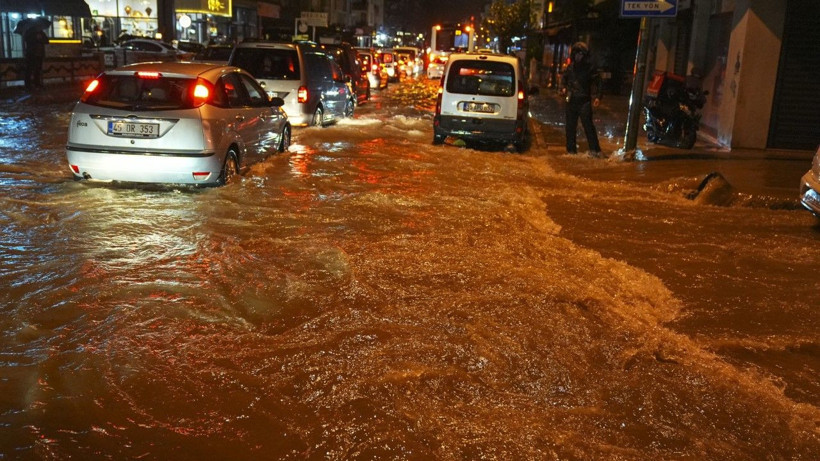İzmir’de sağanak: Hayat felç oldu - Resim: 15