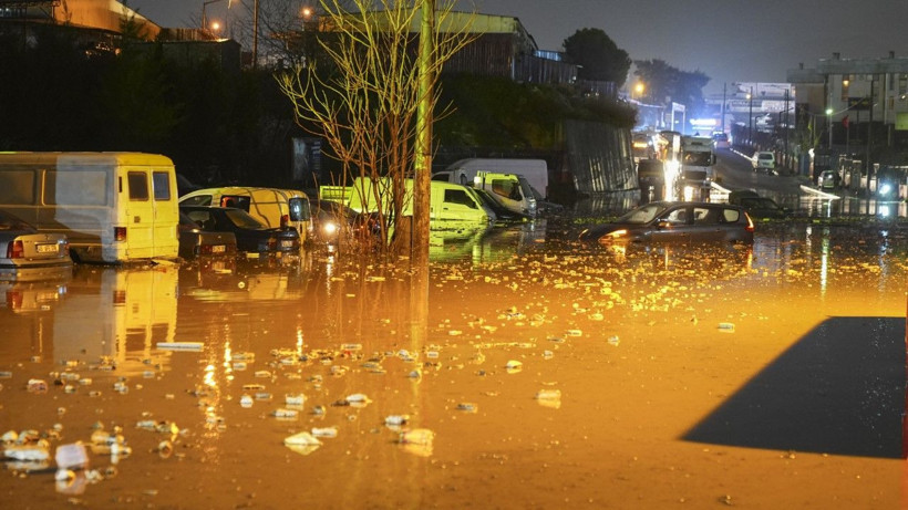 İzmir’de sağanak: Hayat felç oldu - Resim: 17
