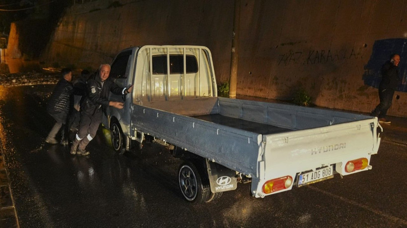 İzmir’de sağanak: Hayat felç oldu - Resim: 24