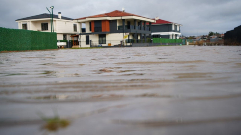 Lüks villalar sular altında kaldı - Resim: 1