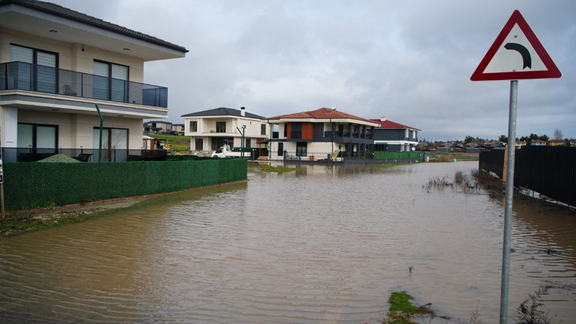 Lüks villalar sular altında kaldı - Resim: 8