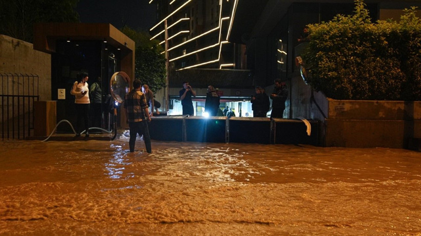 İzmir’de sağanak: Hayat felç oldu - Resim: 36