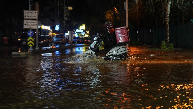 İzmir’de sağanak: Hayat felç oldu - Resim: 39
