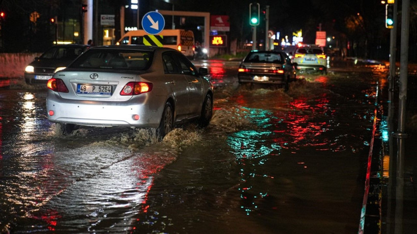 İzmir’de sağanak: Hayat felç oldu - Resim: 42