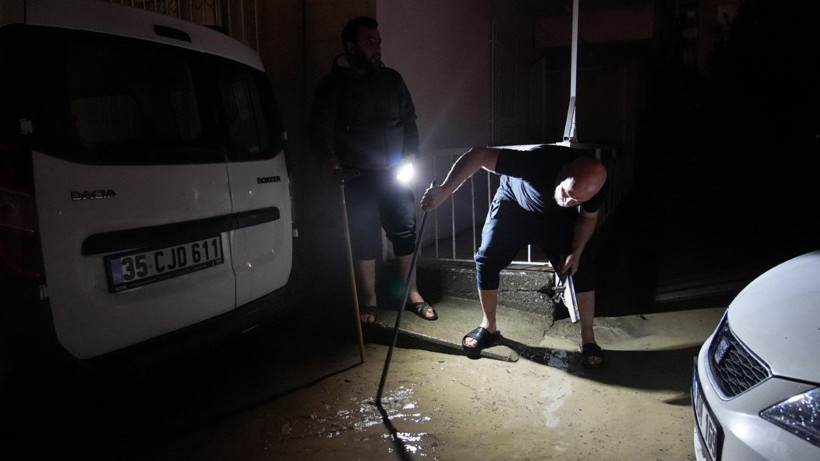İzmir’de sağanak: Hayat felç oldu - Resim: 45