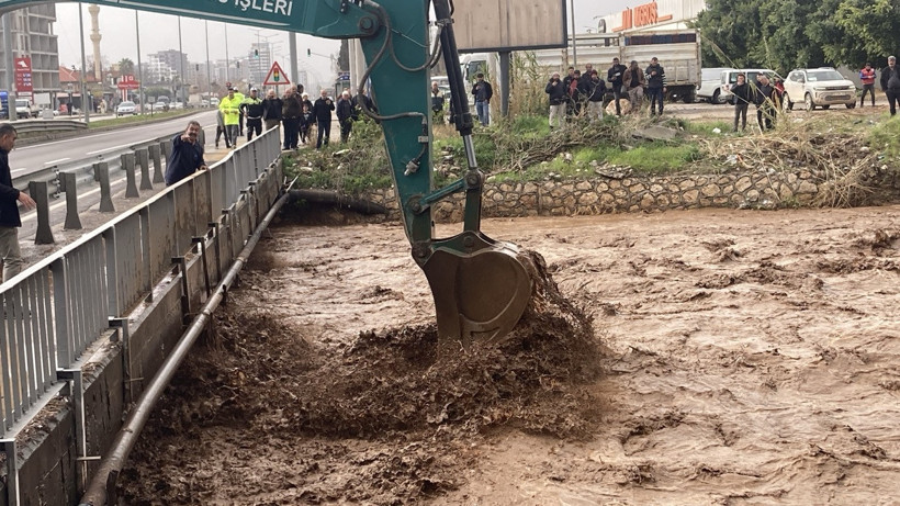 Mersin'de şiddetli yağış sele yol açtı: Dere taştı, köprü yıkıldı - Resim : 1