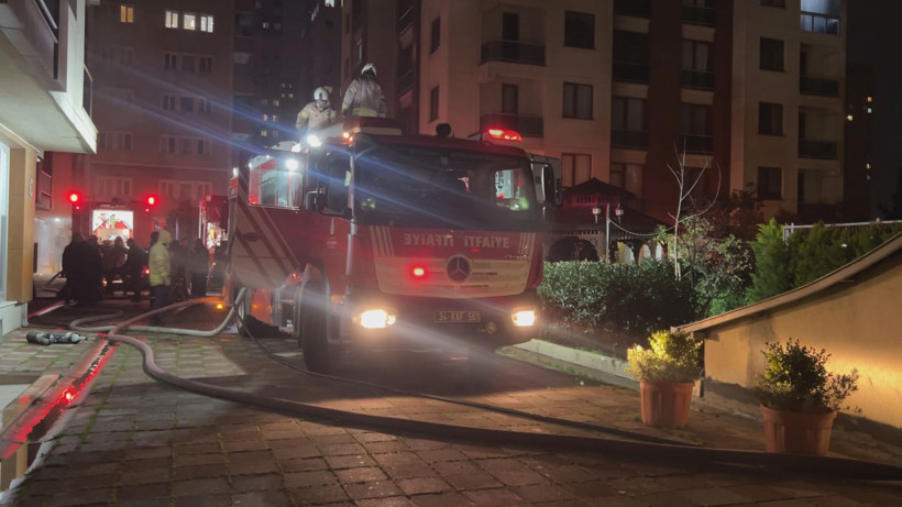 Elektrikli araç yandı, 3 bina boşaltıldı - Resim : 1