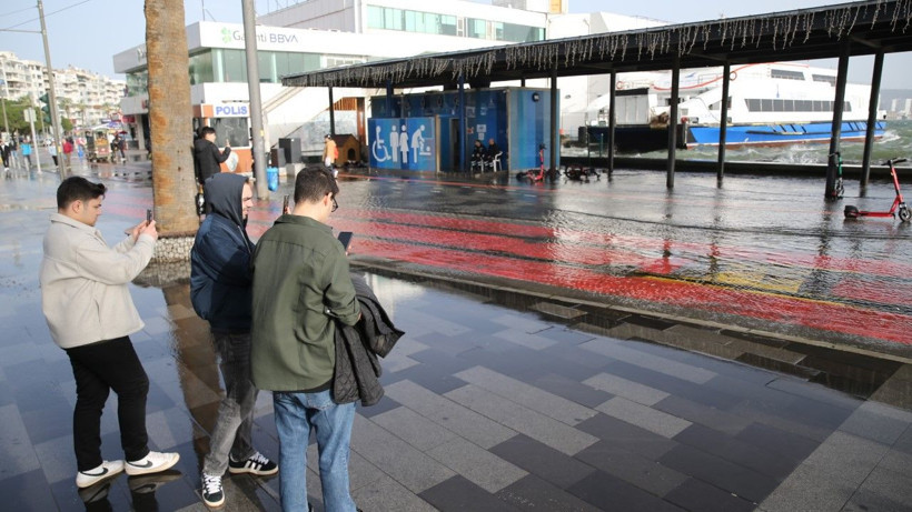 İzmir’de kara ile deniz birleşti - Resim: 2