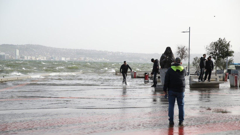 İzmir’de kara ile deniz birleşti - Resim: 4