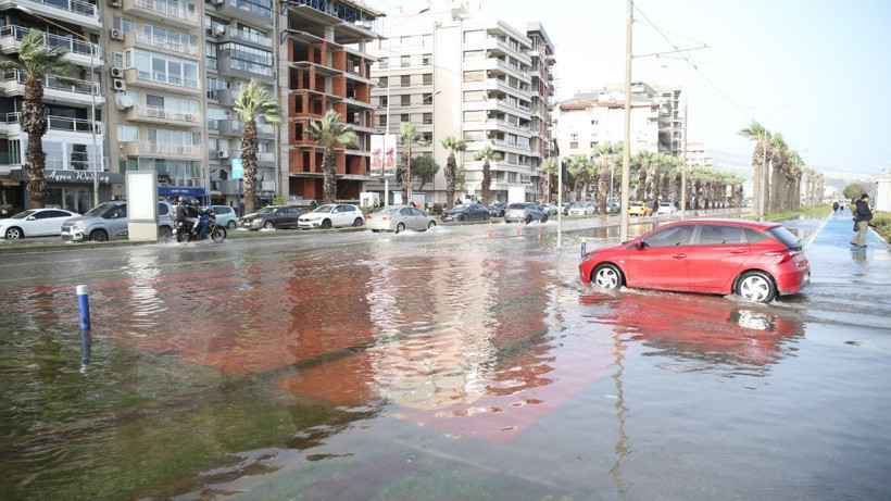 İzmir’de kara ile deniz birleşti - Resim: 12