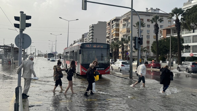 İzmir’de kara ile deniz birleşti - Resim: 19