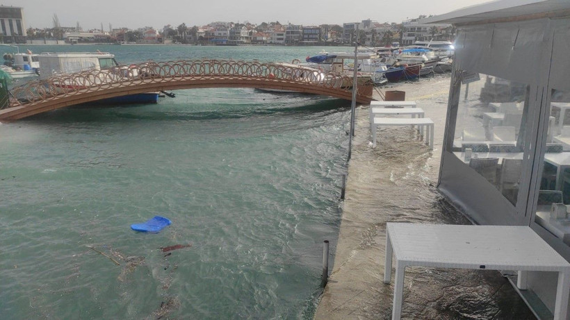 İzmir’de kara ile deniz birleşti - Resim: 21