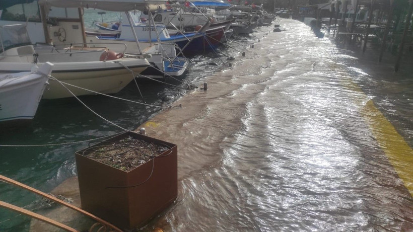 İzmir’de kara ile deniz birleşti - Resim: 22