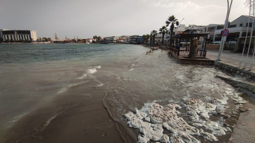 İzmir’de kara ile deniz birleşti - Resim: 23