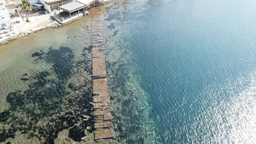 Deniz çekildi, adaya yürüyerek gidiyorlar - Resim: 1